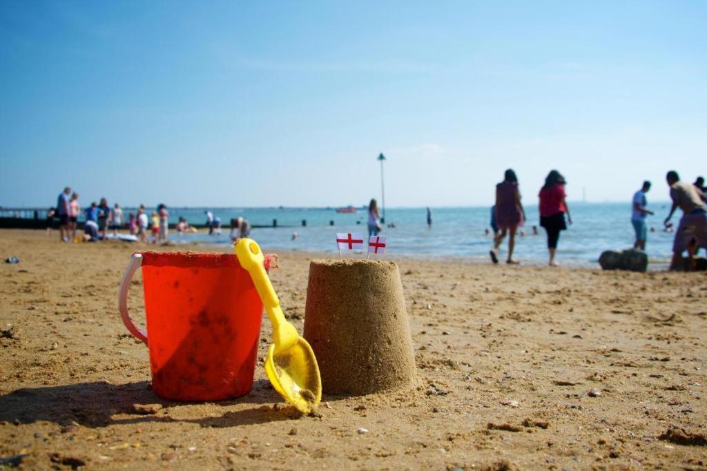 Marine Villa Hotel & Suites - Close To Beach, Train Station & Southend Airport ภายนอก รูปภาพ