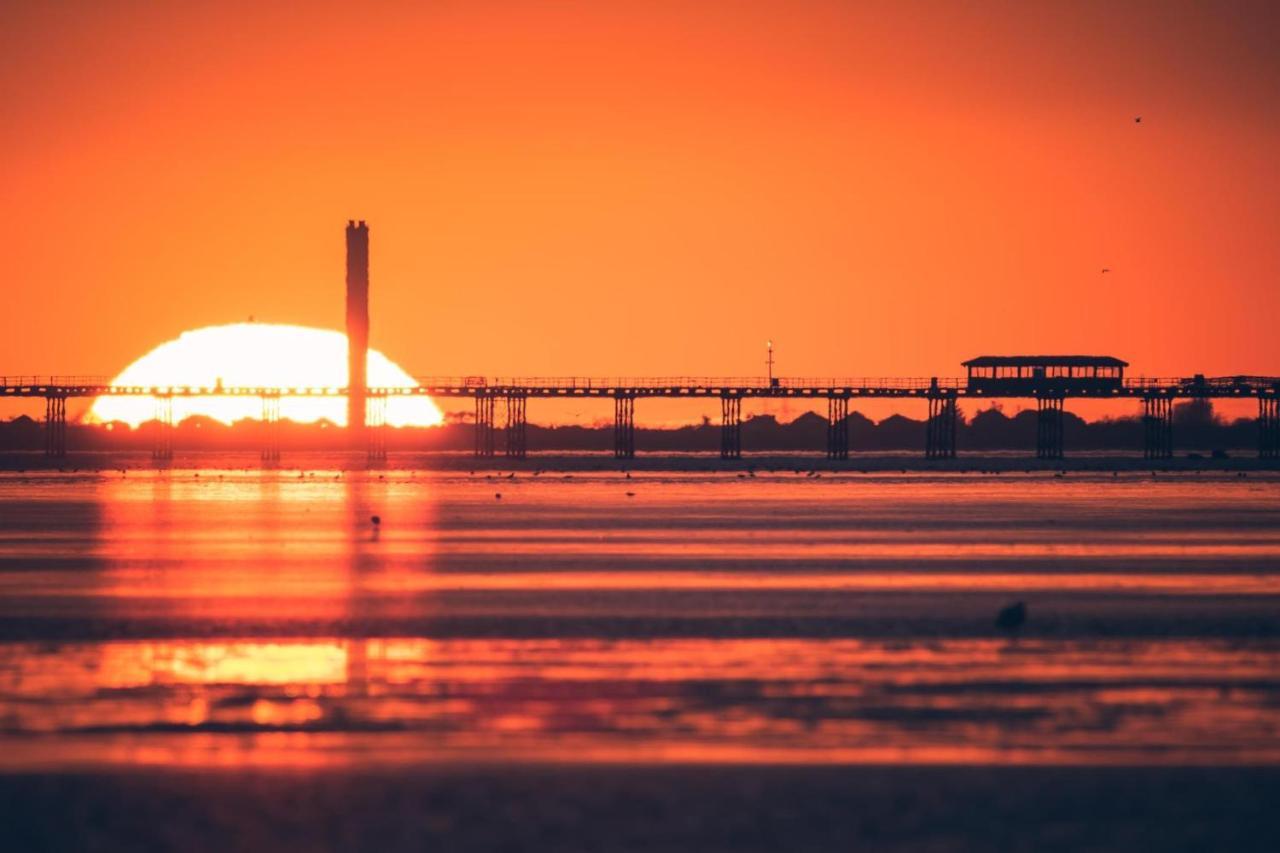 Marine Villa Hotel & Suites - Close To Beach, Train Station & Southend Airport ภายนอก รูปภาพ