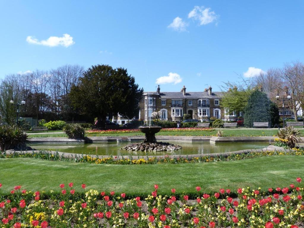 Marine Villa Hotel & Suites - Close To Beach, Train Station & Southend Airport ภายนอก รูปภาพ