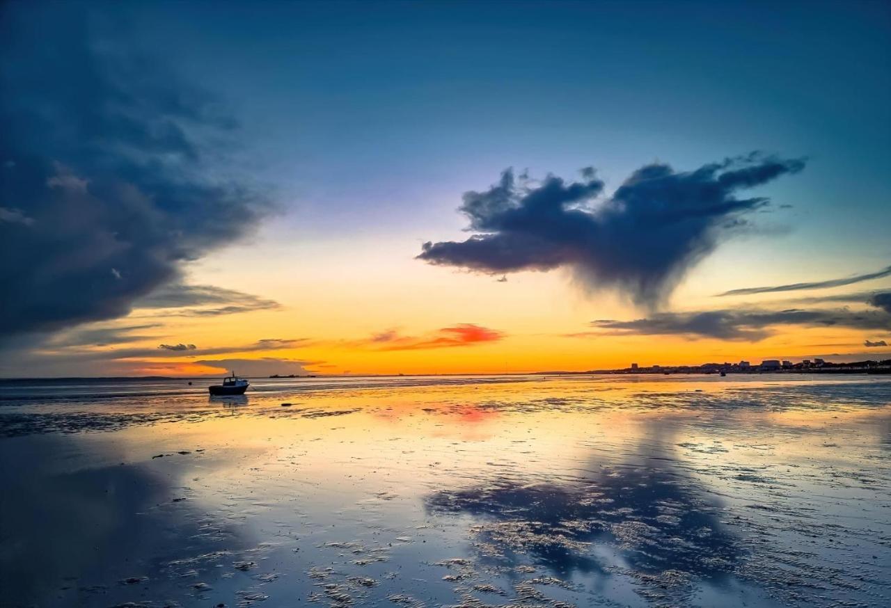 Marine Villa Hotel & Suites - Close To Beach, Train Station & Southend Airport ภายนอก รูปภาพ